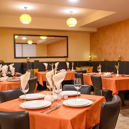 Parklands & Pool Hotel