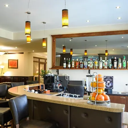 Parklands & Pool Хотел