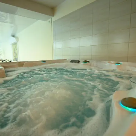 Хотел Parklands & Pool