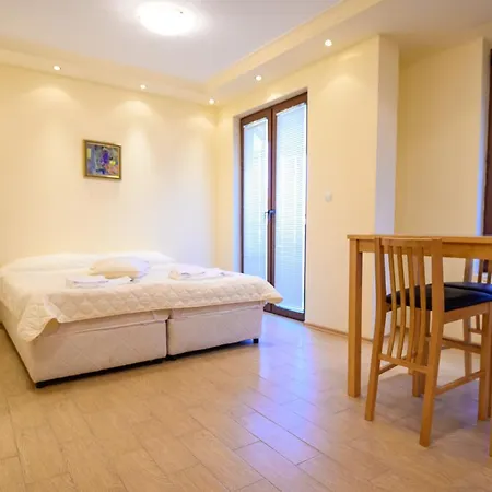 Хотел Parklands & Pool