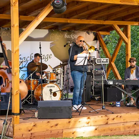 Хотел Parklands & Pool 4*