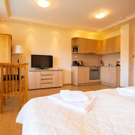 Parklands & Pool Хотел 4*