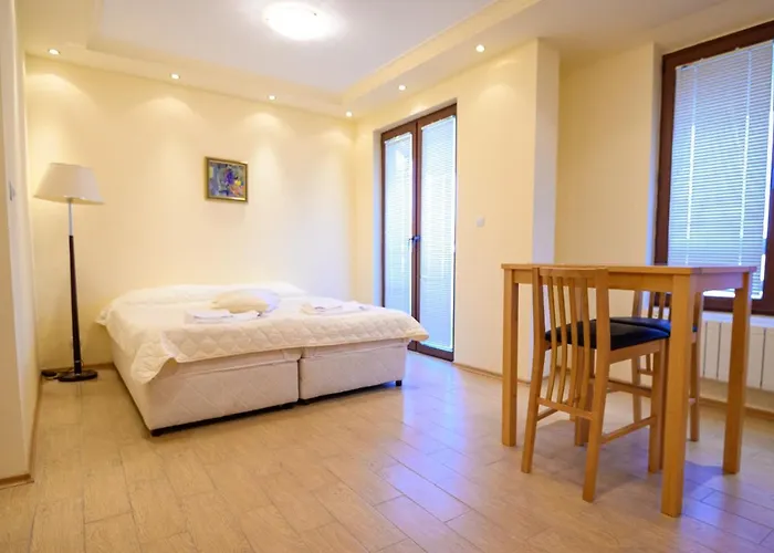 Хотел Parklands & Pool