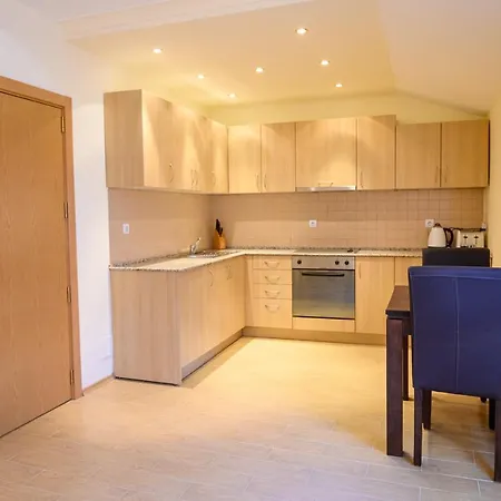 Parklands & Pool Hotel