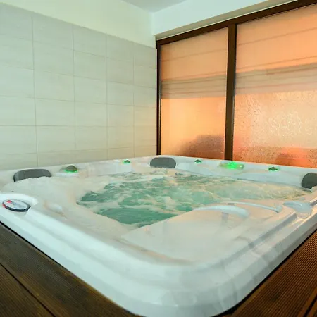 Parklands & Pool Хотел