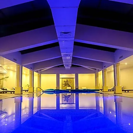 Parklands & Pool