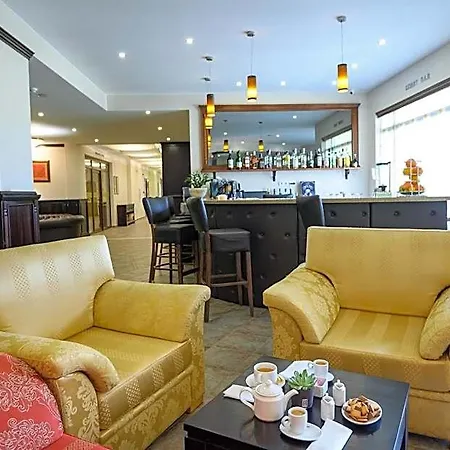 Отель Parklands & Pool