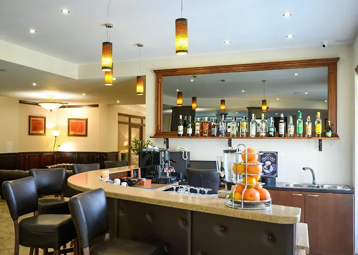 Parklands & Pool Готель