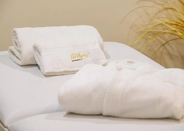 Готель Parklands & Pool