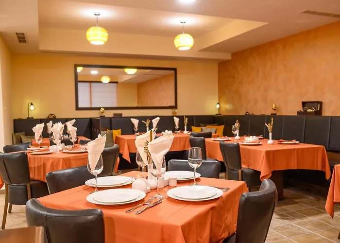 Parklands & Pool Hotel