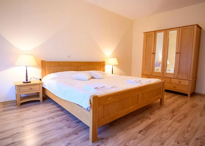 Parklands & Pool Бансько