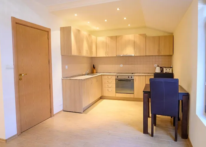 Parklands & Pool Готель