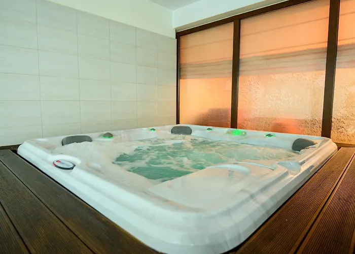 Parklands & Pool Hotel