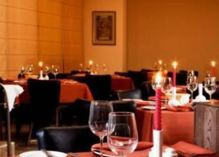 Parklands & Pool Hotel